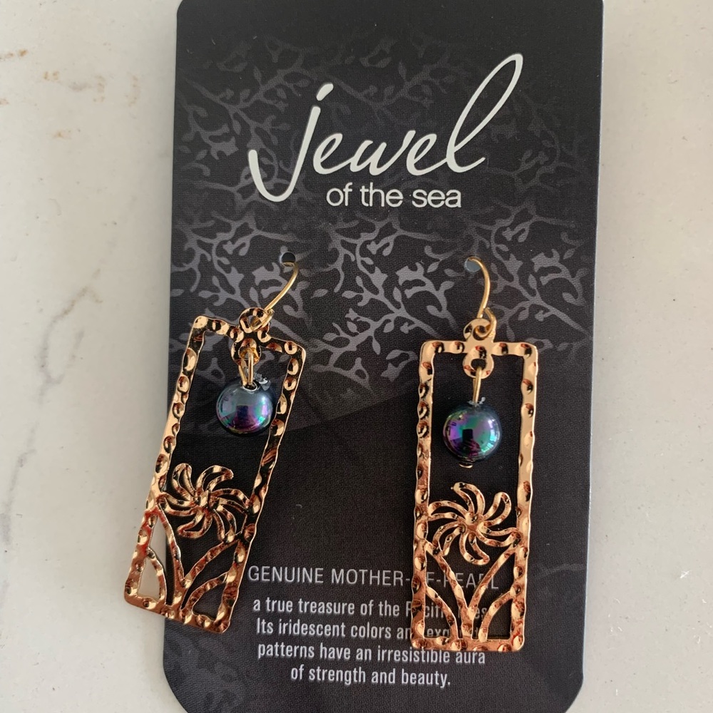 Pearl and gold earrings